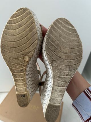 Sandalias cuña doradas