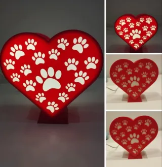 Lampada a forma di cuore con impronte zampa