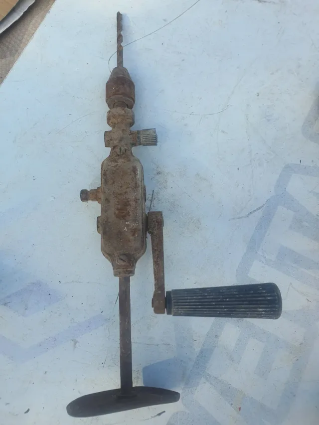 Taladro manual antiguo