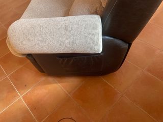 Sofá 3 plazas beige y negro.