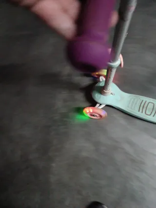 Patín infantil 3 ruedas con luces.