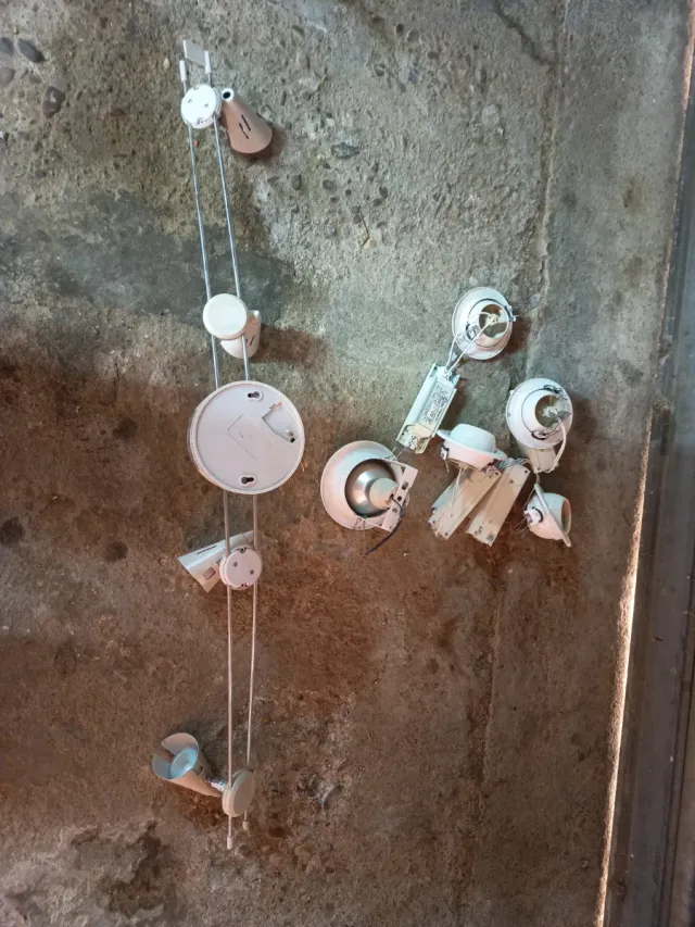 Focos de luz de metal