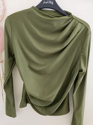 Camiseta verde oliva drapeada talla única