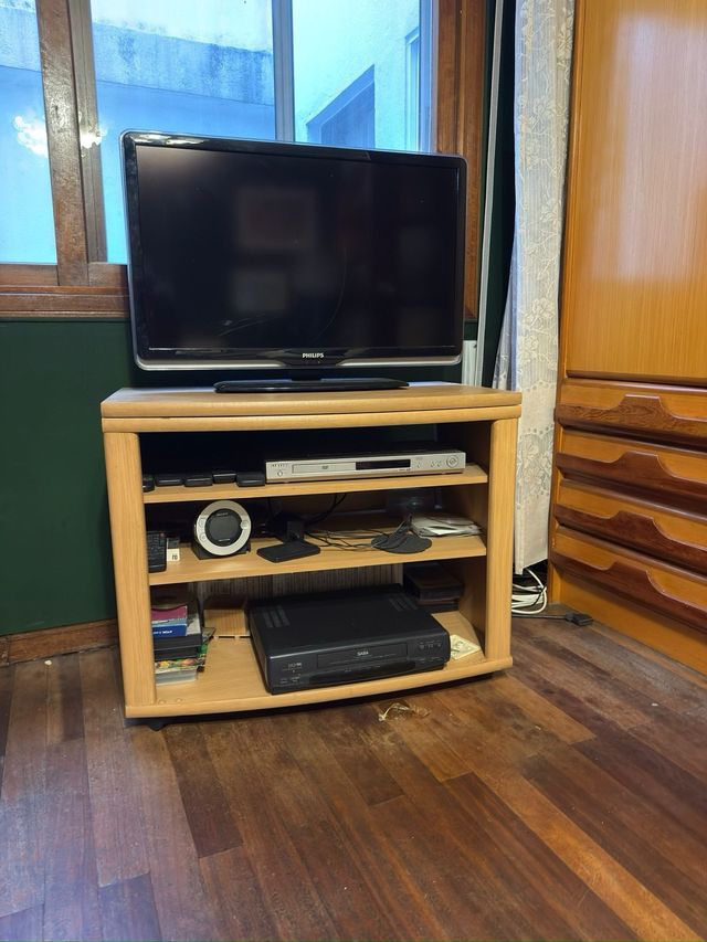 Mueble TV madera y plástico