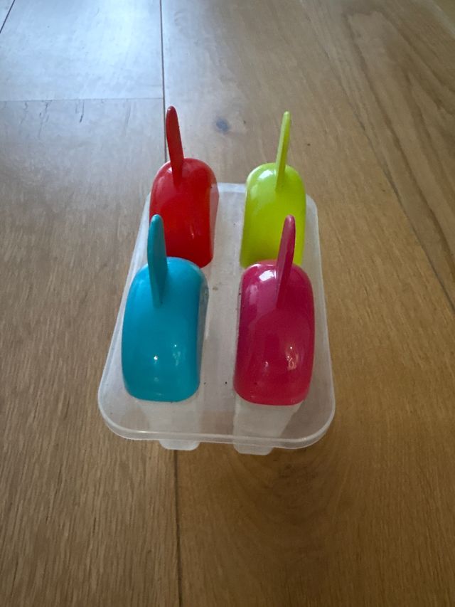 Heladera de plástico para 4 polos