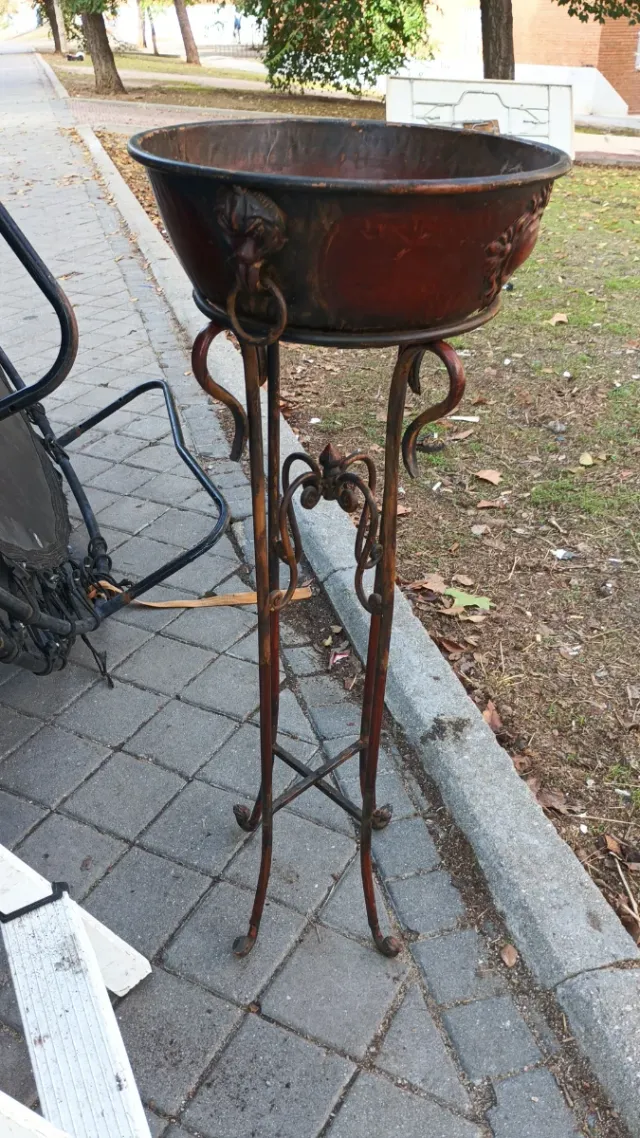 Macetero de metal con leones