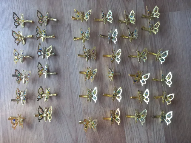 Pinzas mariposa doradas con abalorios