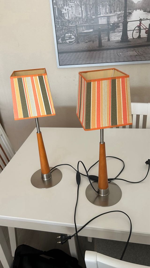 Lámpara de mesa madera y metal.