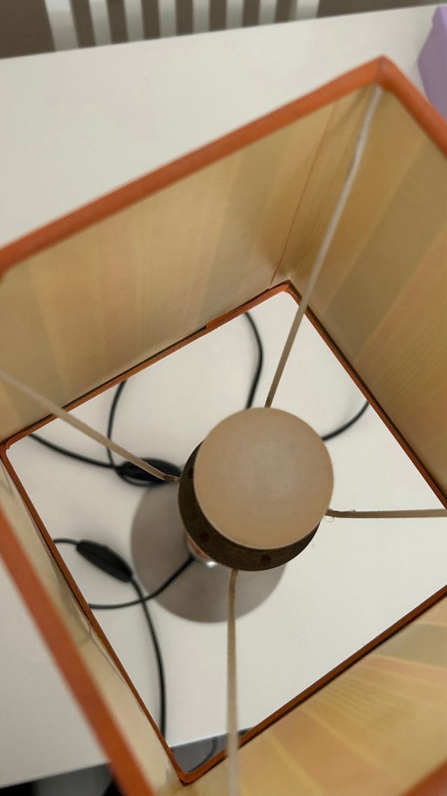 Lámpara de mesa madera y metal.