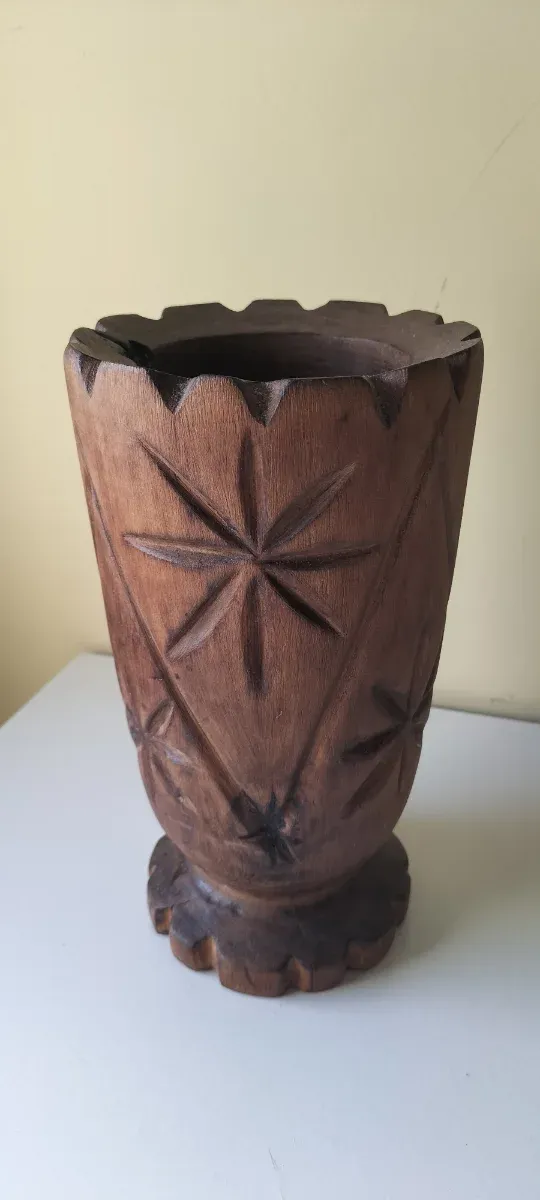 Jarrón de madera tallado artesanal