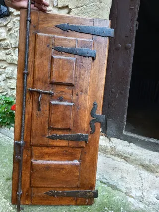 Ventana antigua de madera con herrajes