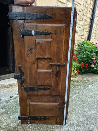 Ventana antigua de madera con herrajes