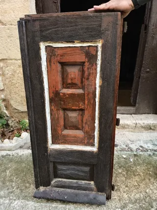 Ventana antigua de madera con herrajes