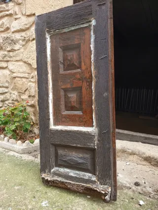 Ventana antigua de madera con herrajes