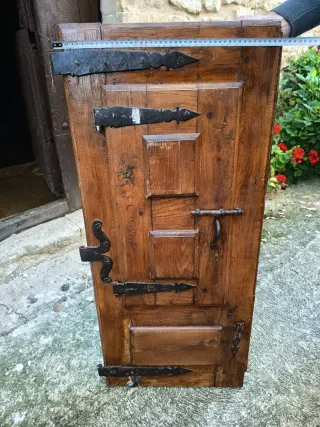 Ventana antigua de madera con herrajes