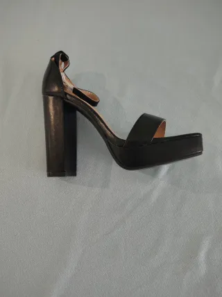 Zapato de tacón negro