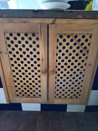 Puertas de alacena de madera con diseño