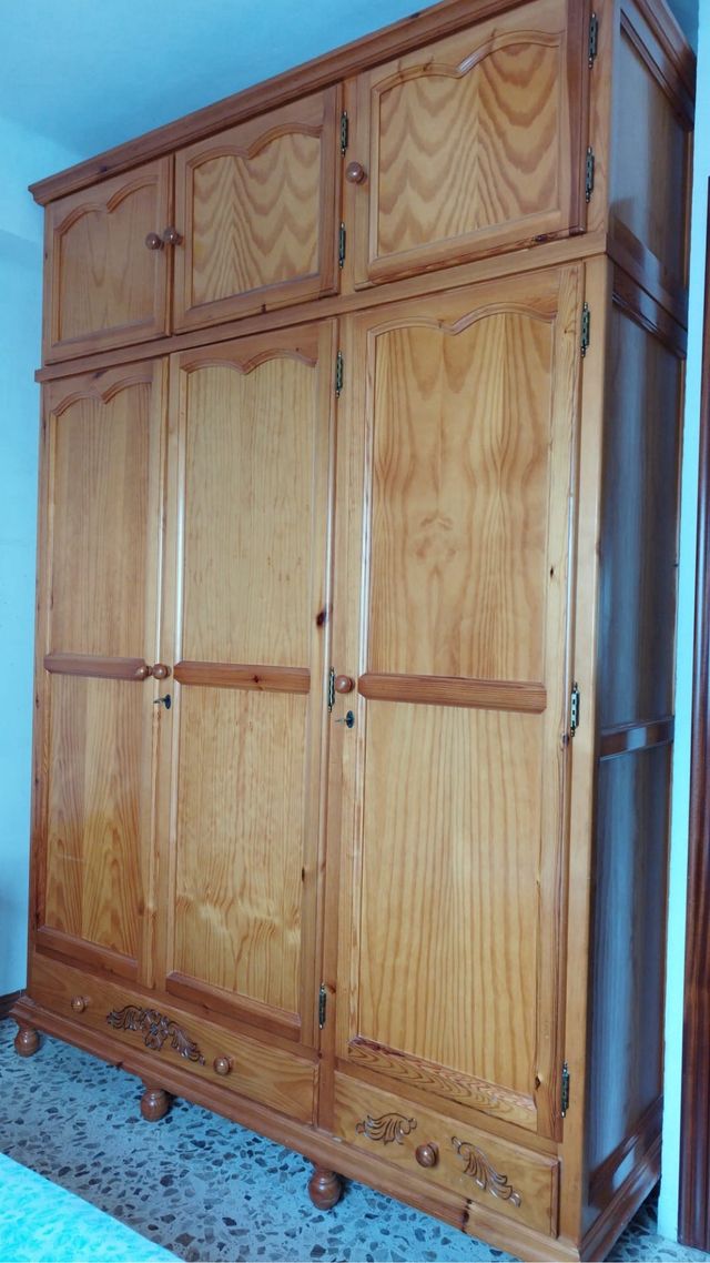 Cabecero de madera , mesita de noche y armario