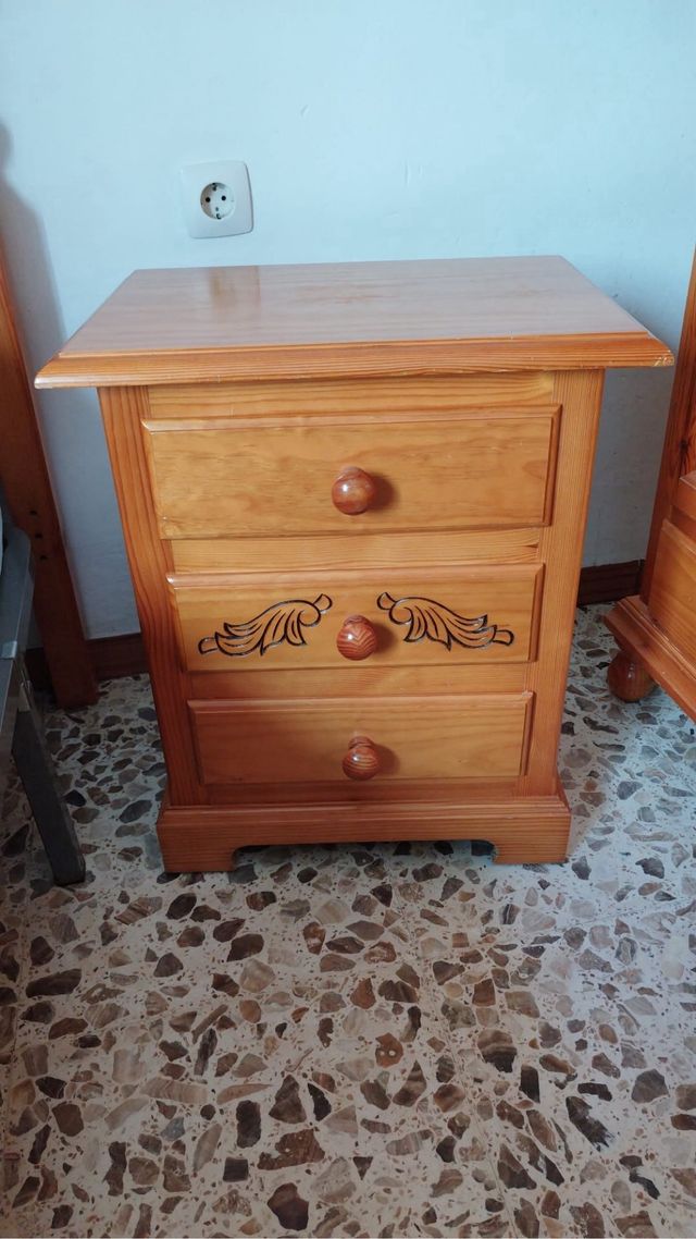 Cabecero de madera , mesita de noche y armario