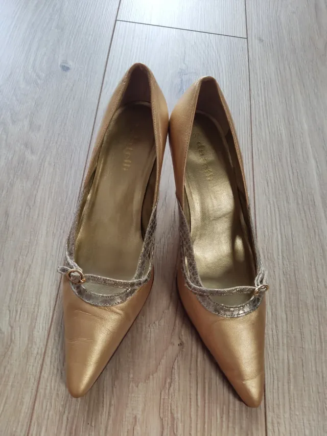 Sandalias doradas tacón.