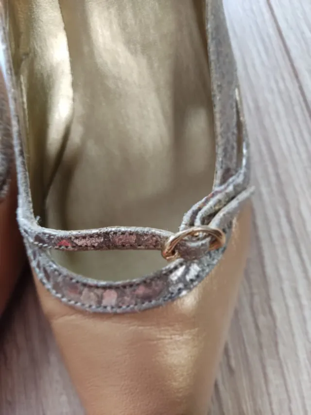 Sandalias doradas tacón.