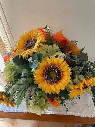 Vaso Thun con fiori girasole e tulipani