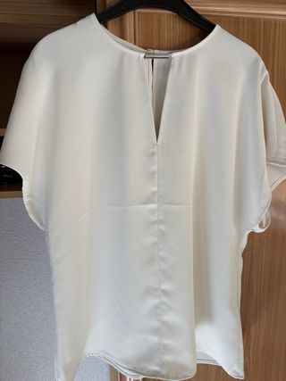 Blusa blanca Calvin Klein.