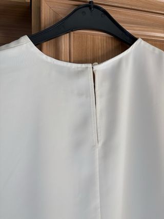 Blusa blanca Calvin Klein.