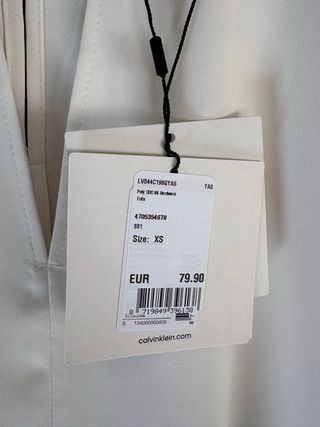 Blusa blanca Calvin Klein.