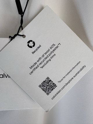 Blusa blanca Calvin Klein.