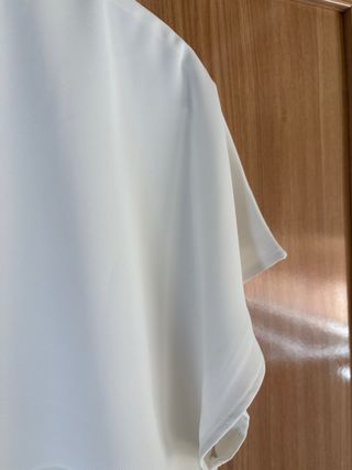 Blusa blanca Calvin Klein.