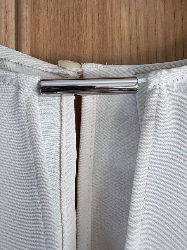 Blusa blanca Calvin Klein.