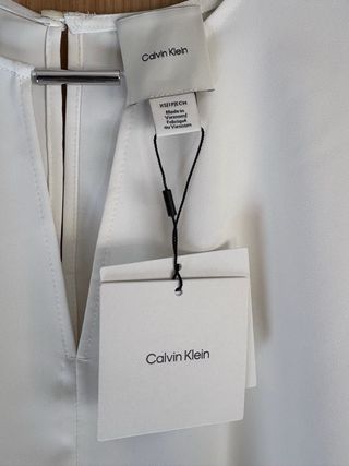 Blusa blanca Calvin Klein.