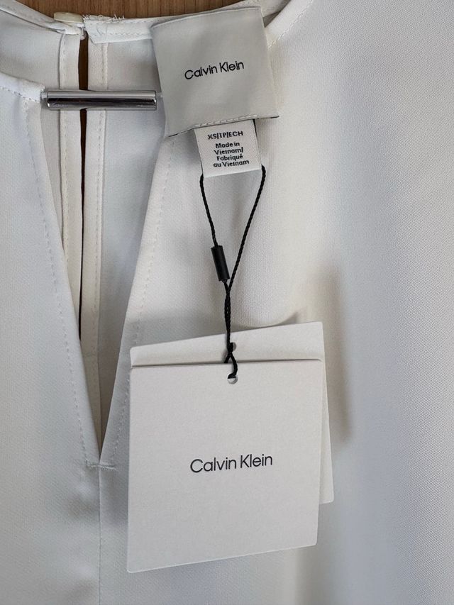 Blusa blanca Calvin Klein.