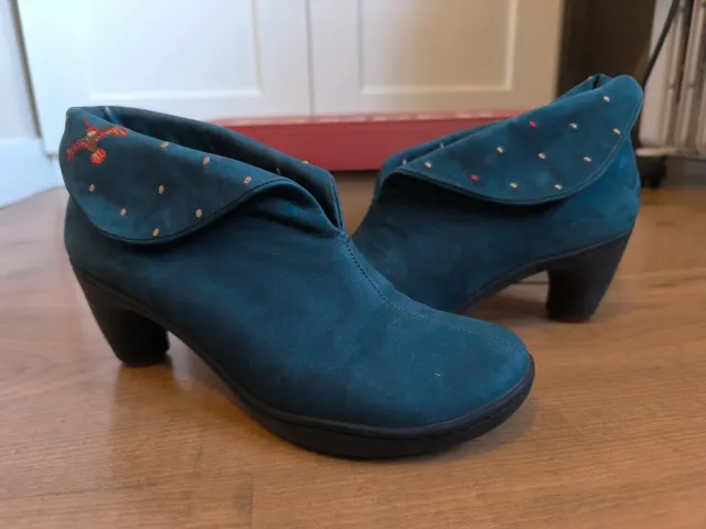 Botines Camper piel azul con bordado