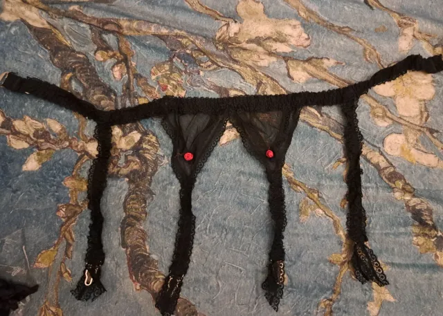 Reggicalze pizzo nero con fiore rosso