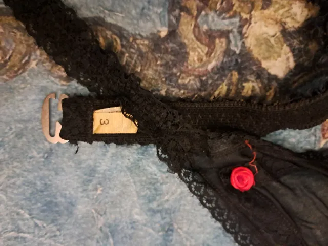 Reggicalze pizzo nero con fiore rosso