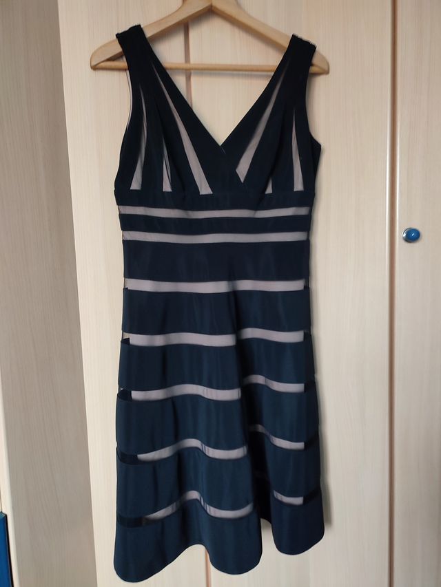 Vestido negro con detalles beige