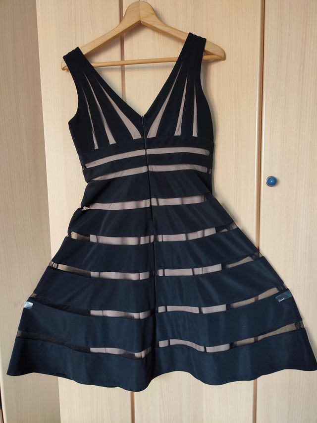Vestido negro con detalles beige