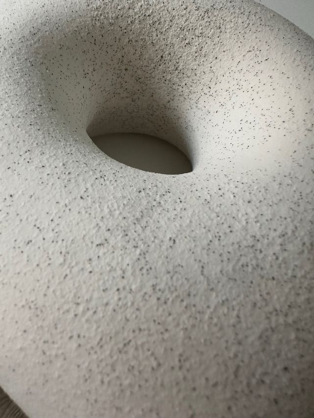 Jarrón Cerámica Hueco Circular Beige Gris