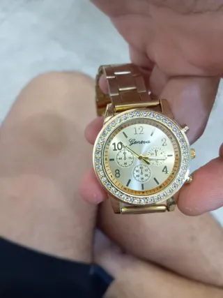 Reloj Geneva Mujer Dorado con Cristales