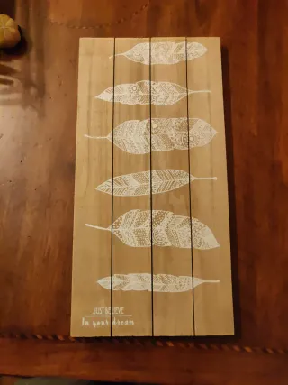 Decorazione da parete in legno con piume