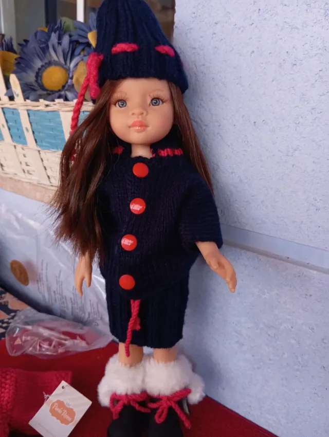 Muñeca  Paola Reina con conjuntos tejido a mano