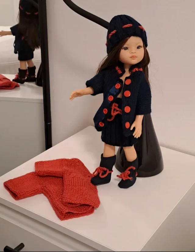 Muñeca  Paola Reina con conjuntos tejido a mano
