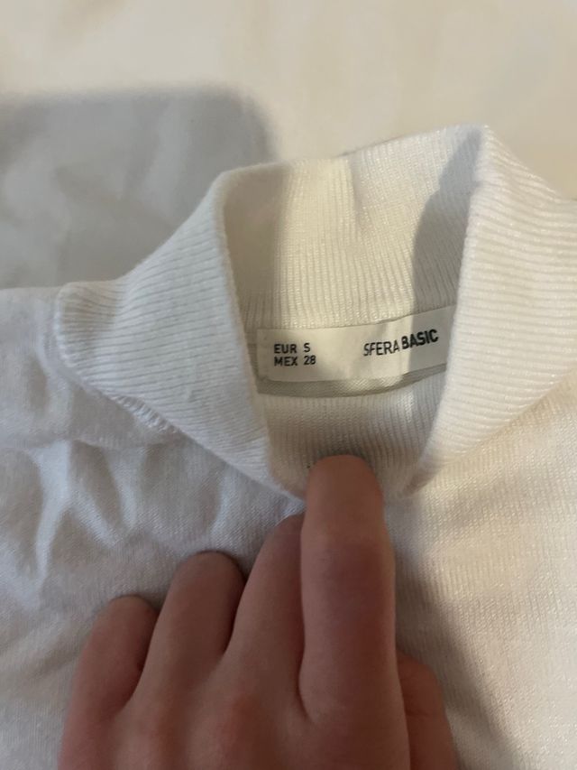 Jersey blanco hombros descubiertos