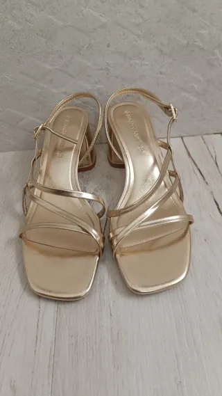 Sandalias tacón doradas Stradivarius