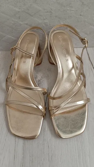 Sandalias tacón doradas Stradivarius