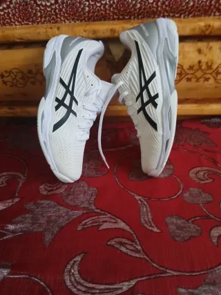 Zapatillas ASICS Futsal Blancas y Plateadas
