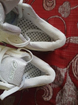 Zapatillas ASICS Futsal Blancas y Plateadas