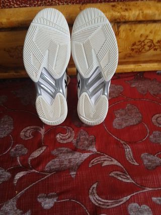 Zapatillas ASICS Futsal Blancas y Plateadas